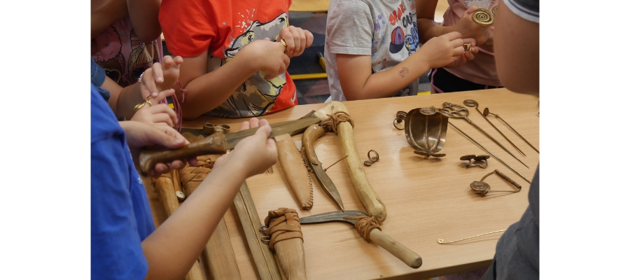 BIBLIOTECZNI BADACZE W AKCJI – pierwsze spotkania małych archeologów już za nami!