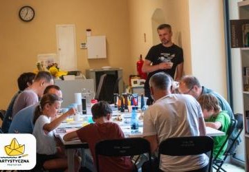 Kolorowy świat sikor – Dzień Ojca pełen barw i uśmiechu w Artystycznej Przystani Biblioteki Młodych!
