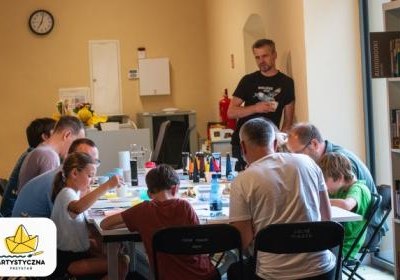 Kolorowy świat sikor – Dzień Ojca pełen barw i uśmiechu w Artystycznej Przystani Biblioteki Młodych!