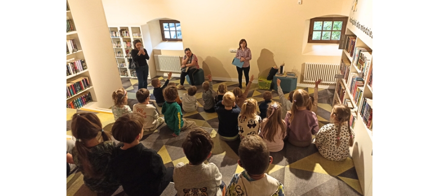 Podróże z książką w naszej bibliotece