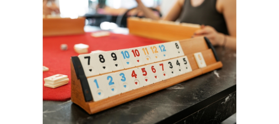 Luźne Granie w Rummikub w Wieliczce – dołącz do stołu pełnego emocji!