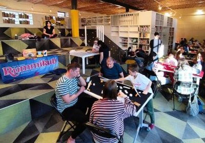 Turniej Rummikub w kolorowych skarpetkach – gra, która łączy