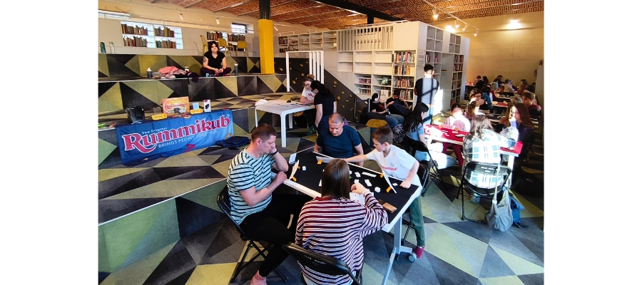 Turniej Rummikub w kolorowych skarpetkach – gra, która łączy