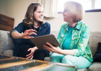 Technologiczne SOS dla seniorów – pilotażowy dyżur w bibliotece