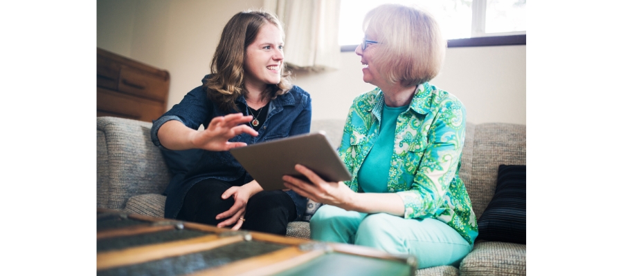 Technologiczne SOS dla seniorów – pilotażowy dyżur w bibliotece
