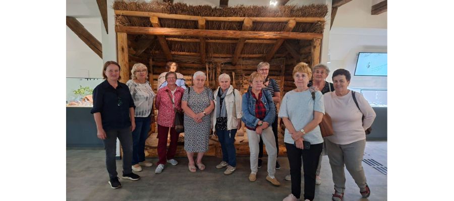 Wakacyjny Klub Seniora z wizytą w Muzeum Archeologicznym
