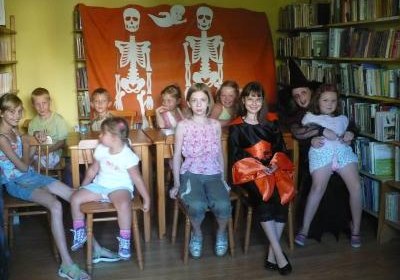 Czarownica i jej magia w bibliotece