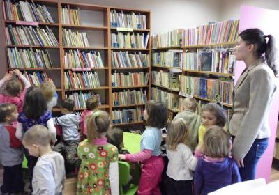Przedszkolaki z HIPPO-ART w bibliotece
