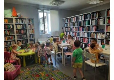 Pszczółki w bibliotece