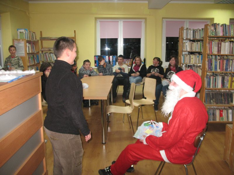 Święty Mikołaj z wizytą w bibliotece