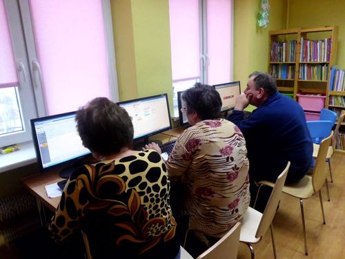Kurs komputerowy Akademii e-Seniora na półmetku!