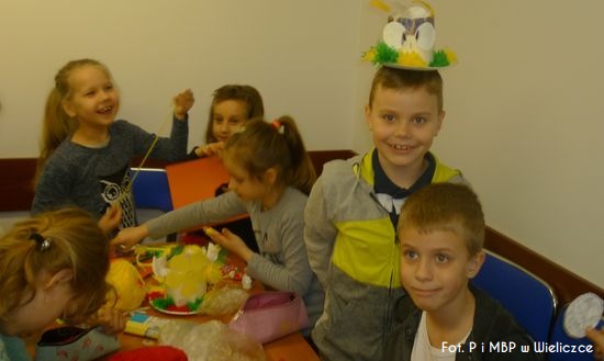 Easter bonnet w bibliotece