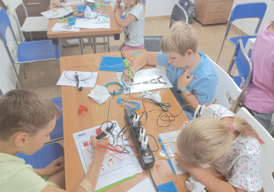 Radosne i twórcze wakacje z biblioteką