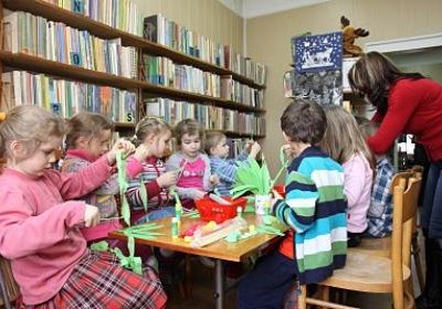 Przedszkolaki w bibliotece w Śledziejowicach