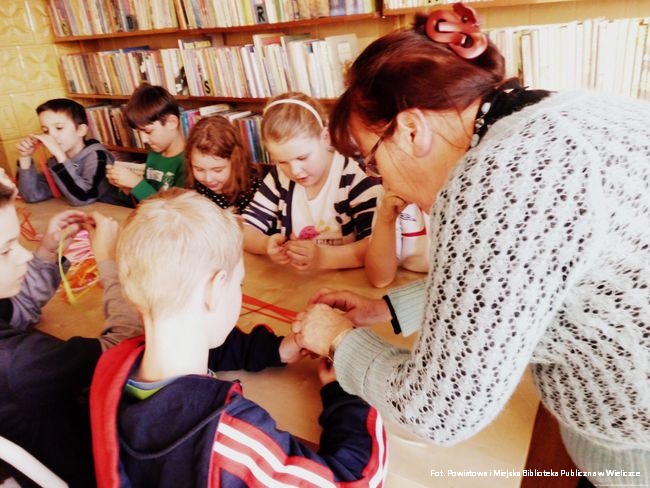 Przedświąteczne spotkania - Tradycja wysyłania życzeń i strojenia choinki