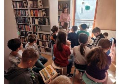 Lekcja biblioteczna z trzecią klasą