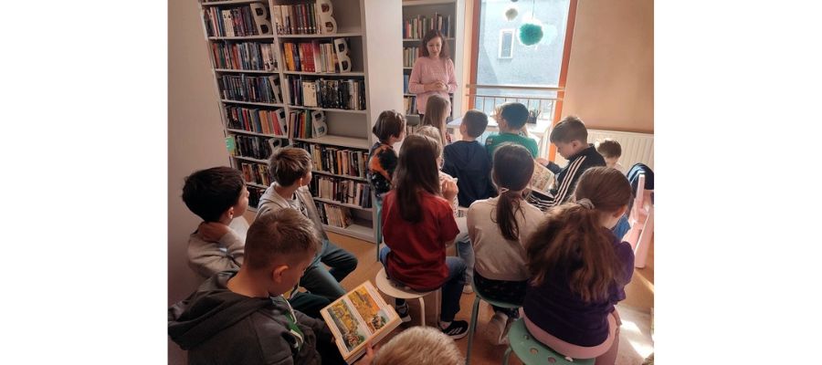 Lekcja biblioteczna z trzecią klasą