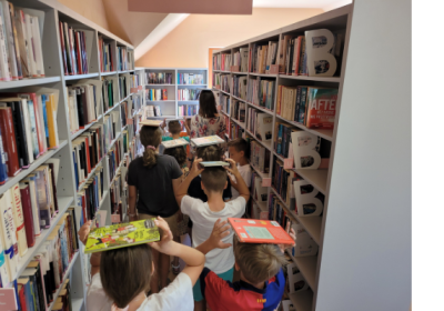 Wakacje w bibliotece – gimnastyka z książką, gry i zabawa dla ciała i umysłu