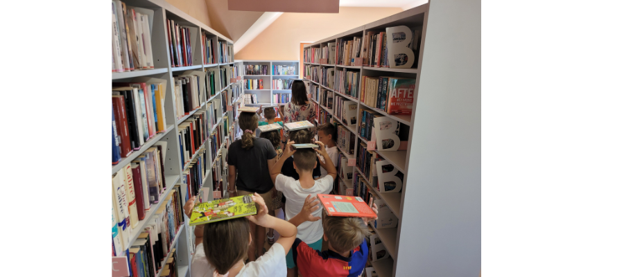 Wakacje w bibliotece – gimnastyka z książką, gry i zabawa dla ciała i umysłu