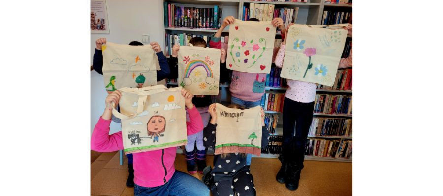 Ferie w bibliotece – malowanie toreb bawełnianych