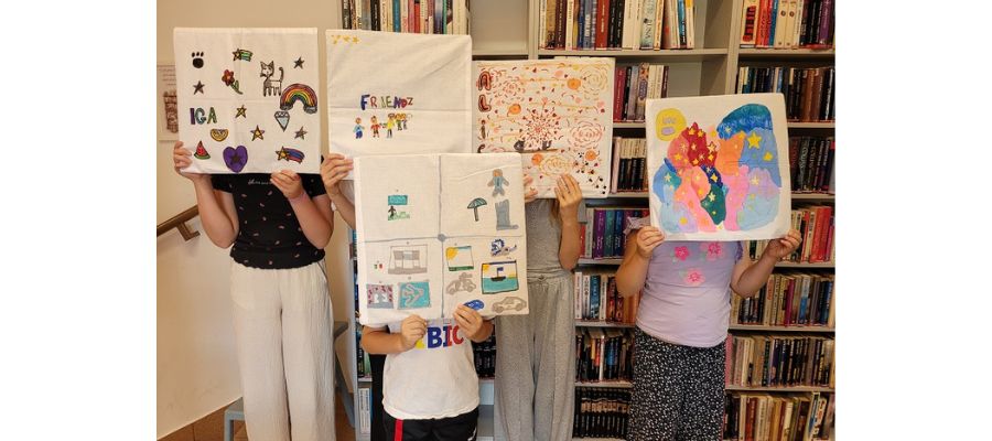 Wakacje z biblioteką w Śledziejowicach – Puzzloteka i malowanie poszewek na poduszki