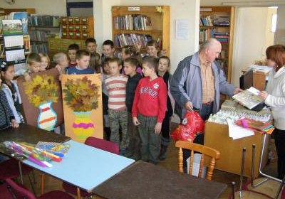 Chodzi, chodzi Pani Jesień- worek liści niesie...