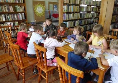 Przedszkolaki z „Motylkowa” z wizytą w bibliotece