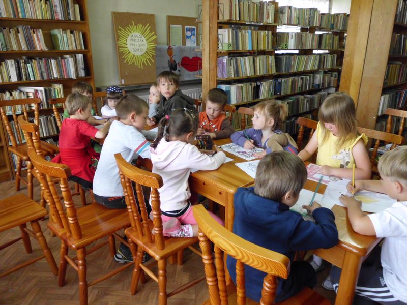 Przedszkolaki z „Motylkowa” z wizytą w bibliotece