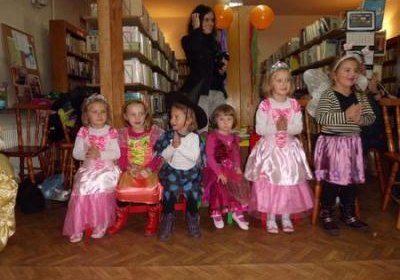 Bajkowo i kolorowo w bibliotece- Dzień Postaci z Bajek