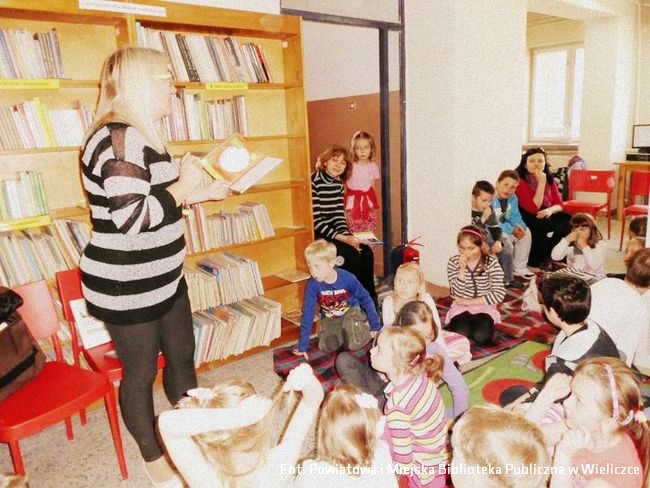 Agnieszka Frączek w bibliotece...