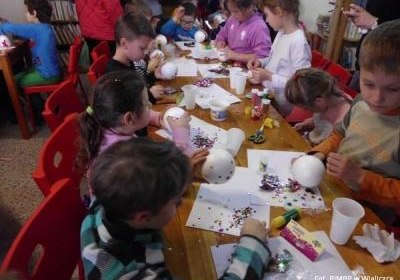 Magia i czar Świąt Bożego Narodzenia w bibliotece...