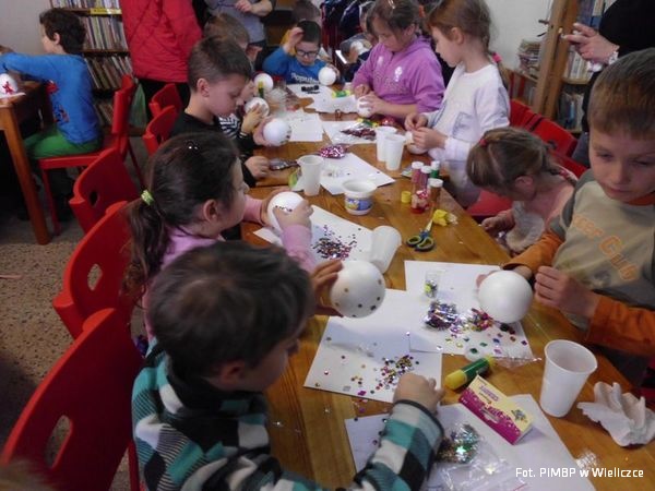 Magia i czar Świąt Bożego Narodzenia w bibliotece...