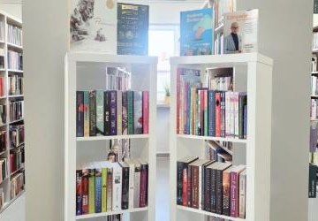 Pełne półki nowości w bibliotece