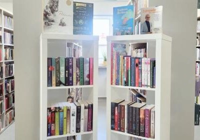 Pełne półki nowości w bibliotece