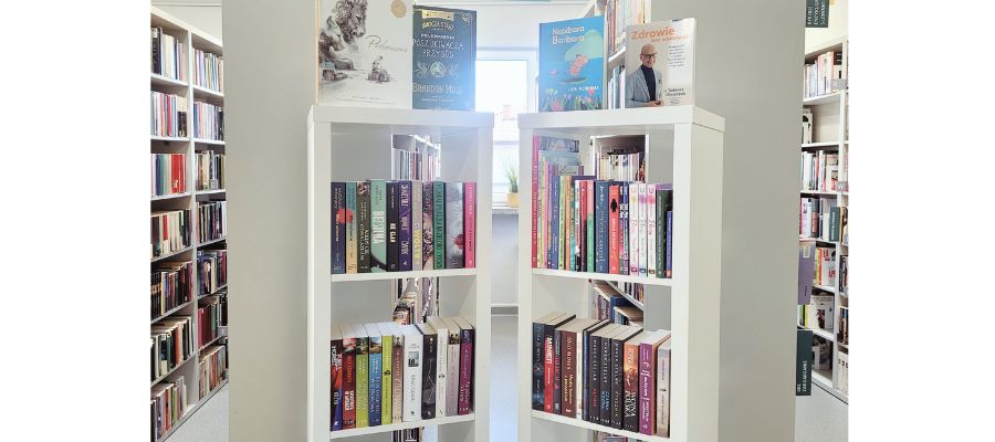 Pełne półki nowości w bibliotece