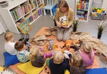 Maluszki w jesiennej bibliotece