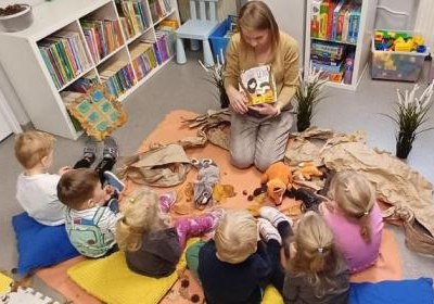 Maluszki w jesiennej bibliotece