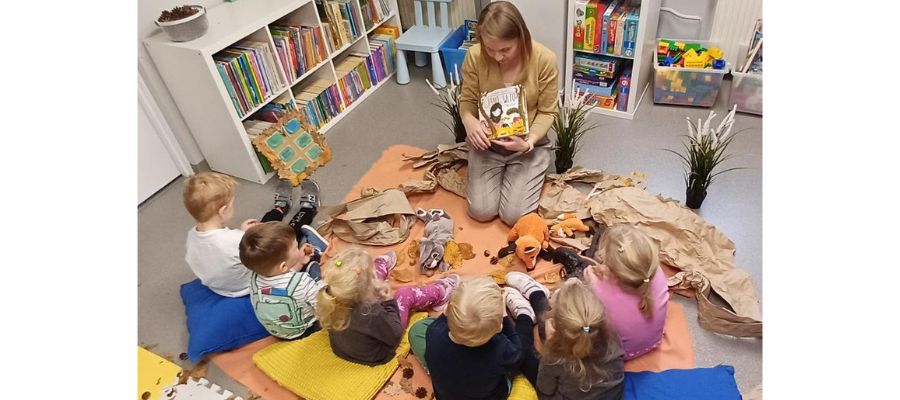 Maluszki w jesiennej bibliotece