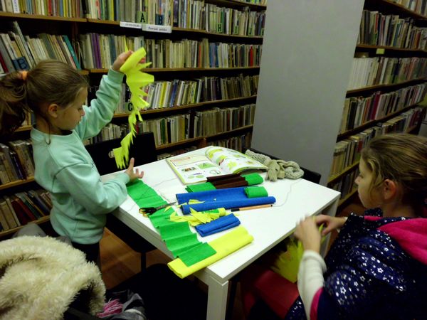 Jesienne kwiaty w bibliotece w Zabawie