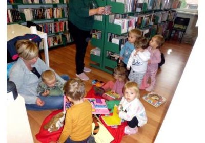 Maluszki  z wizytą w bibliotece w Zabawie