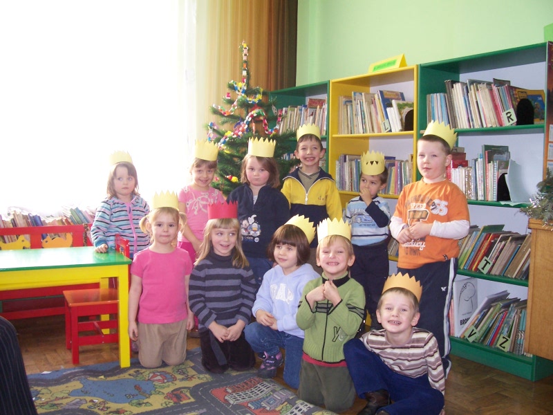 Mali czytelnicy odwiedzają naszą bibliotekę