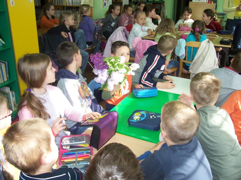 Mali czytelnicy w bibliotece