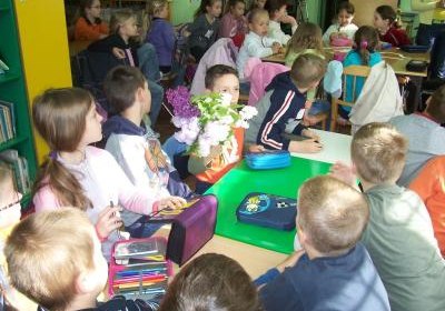 Mali czytelnicy w bibliotece