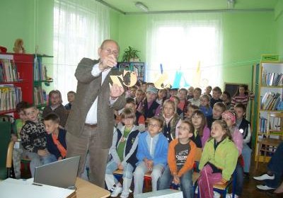 Jaś Czytalski w bibliotece