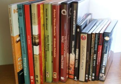 Audiobooki na półkach biblioteki