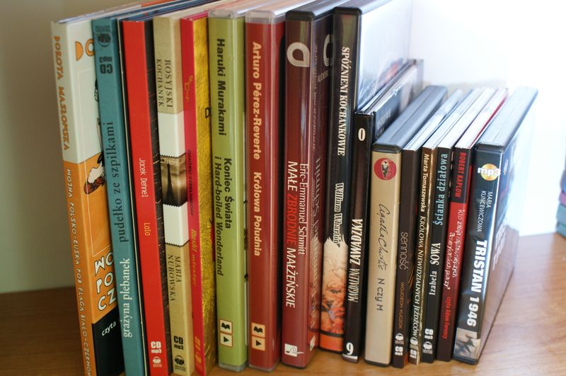 Audiobooki na półkach biblioteki