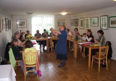 Krepinowe kwiaty w bibliotece