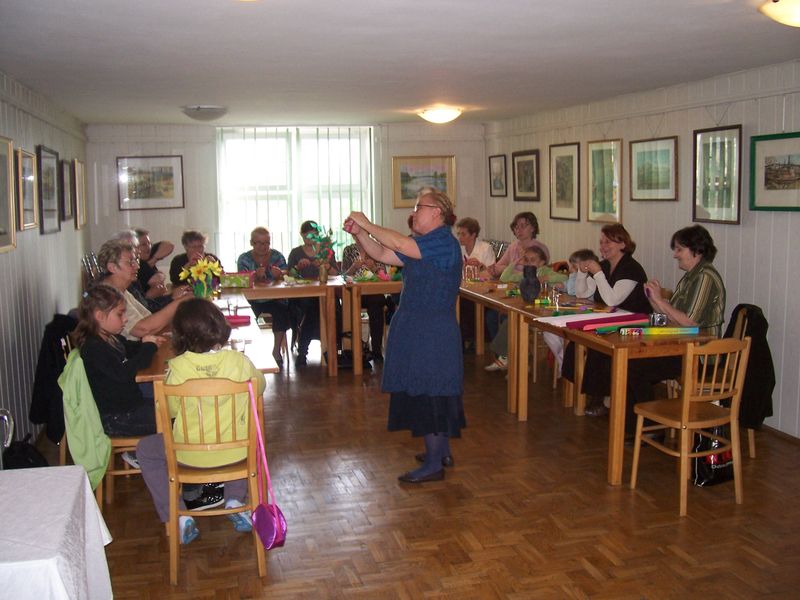 Krepinowe kwiaty w bibliotece