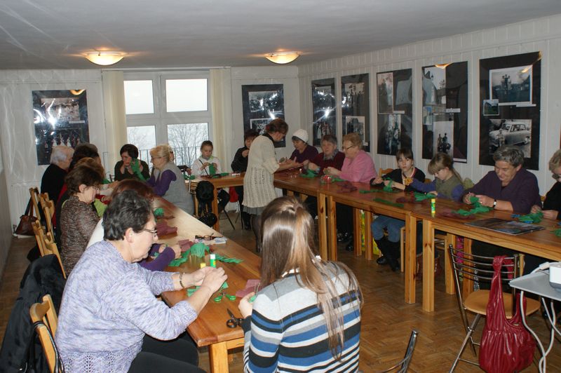 Klub Aktywnego Seniora – nie tyko dla seniora! Gałązka choinki i szyszka
