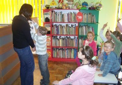 „Kiedy wiosna rządzi światem, ziemia się pokrywa kwiatem” - lekcja biblioteczna